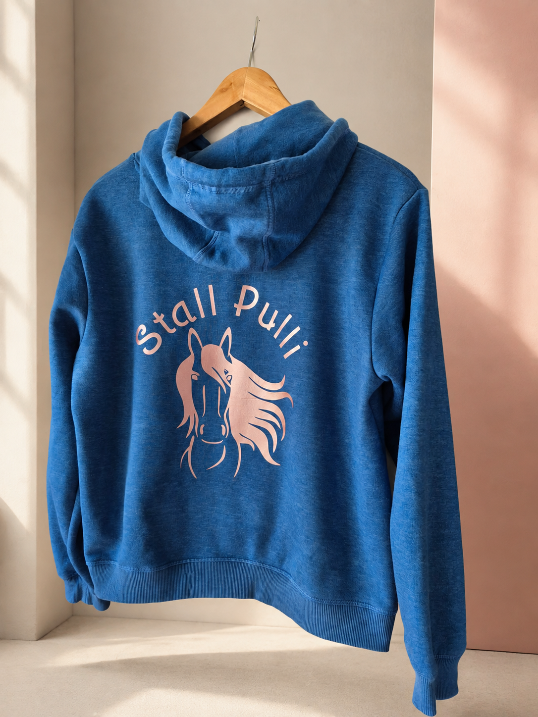 Blauer Stall-Pulli
